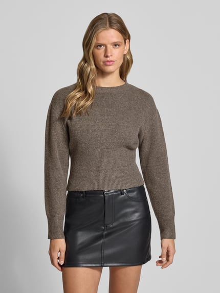 Frauenmodel trägt Strickpullover mit Rundhalsausschnitt Modell 'SLOAN' von NOISY MAY®, braun, Regular Fit, Vorderansicht, Material-Mix mit Woll-Anteil, Ganzkörperansicht von vorne.