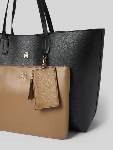 Produktfoto, rechteckige Shopper mit afneembare munttas, unikleuren zwart en beige leer, gouden logo, Tommy Hilfiger Icon Tote.