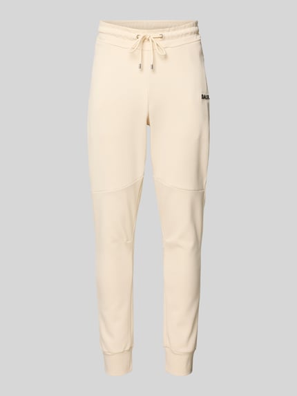 Produktfoto, Regular Fit Sweatpants mit Label-Applikation von Balr. in Beige, Baumwoll-Mix, sichtbarer Tunnelzug, glatte Textur