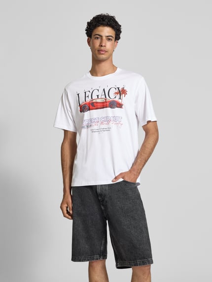 Męski t-shirt Relaxed Fit T-Shirt mit Statement-Print Modell 'Photo' od Jack & Jones, biała bawełna, nadruk z napisem, okrągły dekolt, długość tyłu w rozmiarze M: 70 cm, Ganzkörperansicht von vorne.