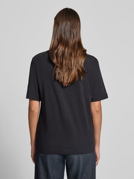 Kobiece modelka nosi damski t-shirt w kolorze czarnym, prosty fason, gładka tekstura, Regular Fit T-Shirt aus reiner Baumwolle Modell 'Dashire_5' od HUGO, damski t-shirt, widok całej sylwetki z tyłu