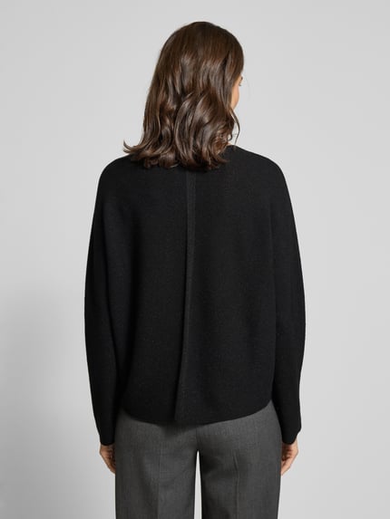Frauenmodel trägt schimmernden Strickpullover aus Woll-Mix von Rich & Royal in Schwarz, Regular Fit, strukturierte Oberfläche, Rückenansicht.