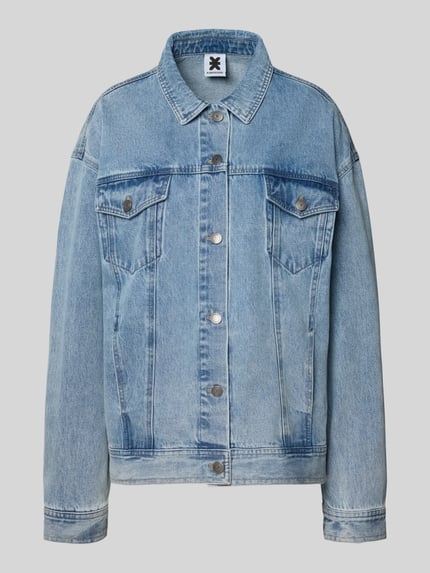 Produktfoto, Jeansjacke mit rückseitigem Label-Patch von Karo Kauer, Reine Baumwolle, Loose-Fit, Kentkragen, Knopfleiste, Pattentaschen mit Knopfverschluss, seitliche Eingrifftaschen, mittleres Blau, deutliche Nähte, strukturierte Oberfläche
