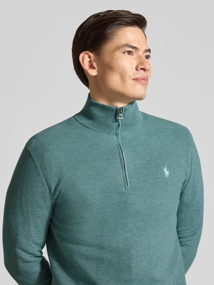 Männermodel trägt Pullover mit Half Zip Troyerkragen von Polo Ralph Lauren, unifarben, Logo-Stitching, Nahaufnahme Oberkörper.