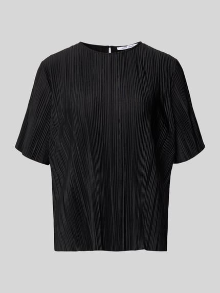 Produktfoto, schwarze Relaxed Fit Kurarzm Bluse mit Rundhalsausschnitt Modell 'Uma' von Samsøe Samsøe, feine Plissee-Struktur, elastischer Material-Mix