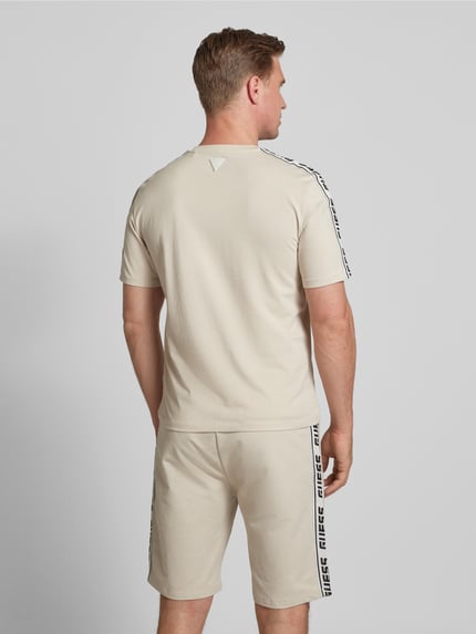 GUESS Activewear T-Shirt mit Label-Detail Beige 5
