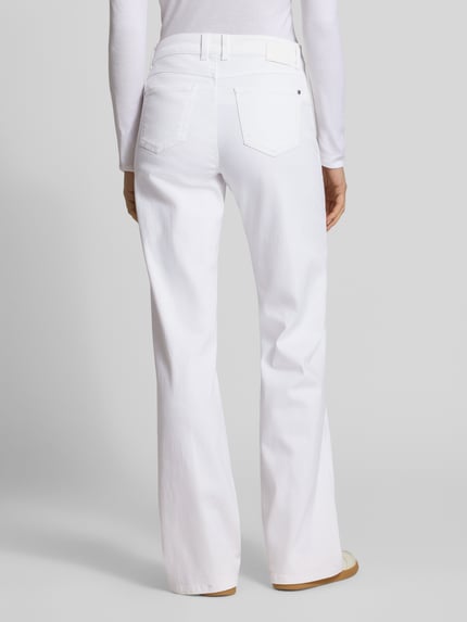 Frauenmodel trägt Wide Fit Jeans mit Perlen- und Strasssteinbesatz von Angels, weiß, gerader Schnitt, 5-Pocket, Baumwoll-Mix, Ganzkörperansicht Rückansicht.
