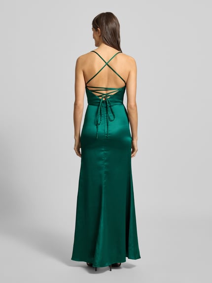 Kobiece modelka nosi Slim Fit Abendkleid mit Gehschlitz von Luxuar z satyny, cienkie ramiączka, wszyty zamek błyskawiczny, krój slim fit, rozporek, długość tyłu w rozmiarze 36: 145 cm, szerokość klatki piersiowej w rozmiarze 36: 32 cm, widok całej sylwetki z tyłu.