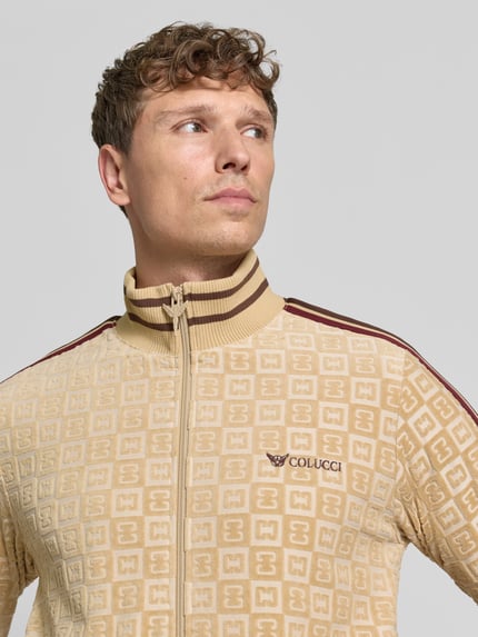 Männermodel trägt Regular Fit Sweatjacke mit wyhaftowane logo von COLUCCI, mieszanka bawełny, wzór w kratę, stójka, zamek błyskawiczny, Długość tyłu w rozmiarze M: 62 cm, Długość rękawów w rozmiarze M: 65 cm, Ganzkörperansicht von vorne