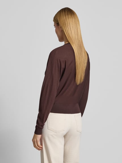 Frauenmodel trägt Strickjacke mit Rundhalsausschnitt Modell 'Desela' von OPUS, Viskose-Mix, Regular-Fit, Rückansicht, dezente braune Farbe, glatte Textur