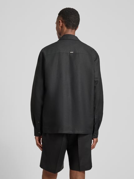 Männermodel trägt Regular Fit Hemdjacke aus Leinen-Viskose-Mix Modell 'ANTIGUA' von Antony Morato, czarny, kołnierz z połami, kieszenie na piersi, długość tyłu w rozmiarze 50: 72 cm, Ganzkörperansicht Rückansicht