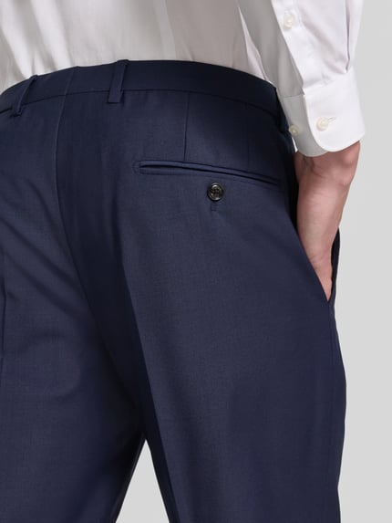 Männermodel trägt Modern Fit Anzughose mit Woll-Anteil von JOOP! Collection, Unifarbenes-Design, Material-Mix, Detailaufnahme Rückansicht.