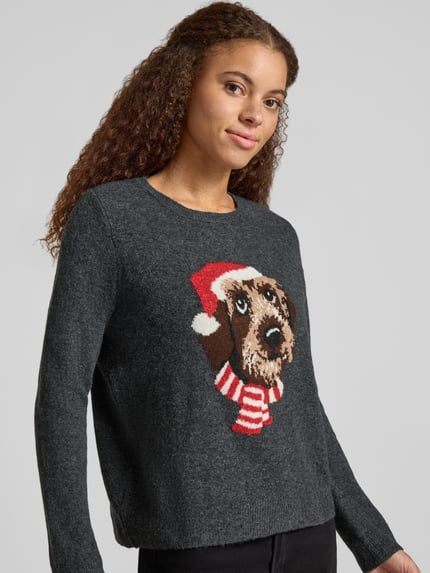 Frauenmodel trägt Rollkragenpullover mit Hundemotiv Weihnachten von ONLY, mehrfarbig, Strickoptik, Nahaufnahme Oberkörper.