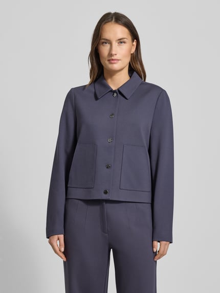 Frauenmodel trägt Regular Fit Kurzblazer aus Viskose-Mix von s.Oliver BLACK LABEL in Optik: Unifarben mit Umlegekragen, Ganzkörperansicht von vorne.