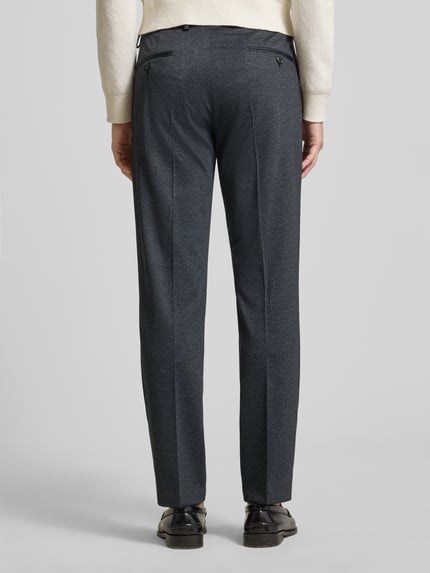 Männermodel trägt Straight Fit Stoffhose aus Viskose-Mix Modell 'Bennet' von JOOP! Collection, dunkelgrau, Bügelfalten, Gesäßtaschen, Ganzkörperansicht Rückansicht. Bundweite bei Größe 50: 50 cm, Innenbeinlänge bei Größe 50: 80 cm, Elastischer Viskose-Mix.