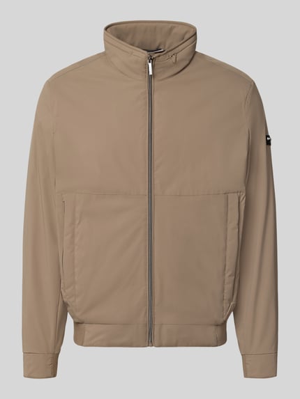 Produktfoto, Regular Fit Jacke mit Stehkragen von bugatti, beżowy kolor, wpuszczane kieszenie, zamek błyskawiczny, elastyczny pas, krój regular fit, długość tyłu w rozmiarze 50: 67 cm, szerokość ramion w rozmiarze 50: 45 cm, szerokość klatki piersiowej w rozmiarze 50: 58 cm, długość rękawów w rozmiarze 50: 67 cm
