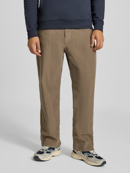 Männermodel trägt Straight Leg Cordhose aus reiner Baumwolle Modell 'ALEX' von JACK & JONES, erdiger Ton, 5-Pockets, Ganzkörperansicht von vorne.