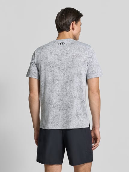 Männermodel trägt Regular Fit Sport-T-Shirt mit Strukturmuster Modell 'Pixelate' von Under Armour, Grau mit melierter Textur, Ganzkörperansicht Rückansicht, Herren Sport-T-Shirt von Under Armour.