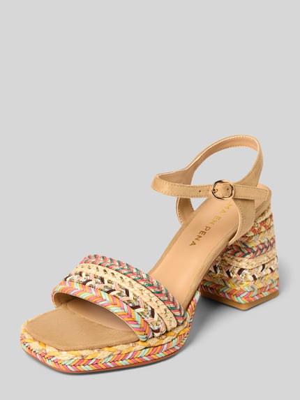 Produktfoto, Sandalette in Flecht-Optik mit Blockabsatz von ALMA EN PENA, bunte Flecht-Details, abgerundete Spitze, Riemen mit Dornschließe, Absatzhöhe 10 cm, Schafthöhe 6 cm, Schaftweite 6 cm, Größe 40, Beige und Pastellfarben