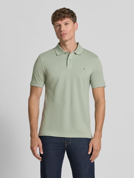 Męski model nosi Regular Fit Poloshirt mit Stitching von Christian Berg Men z bawełny, listwa guzikowa, haft, krój regular fit, długość tyłu 64 cm w rozmiarze M, przód, całkowity widok.
