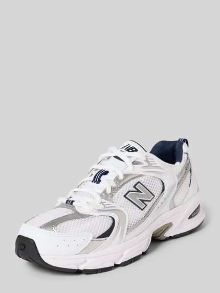 Produktfoto, Sneaker mit Label-Detail Modell 'MR530SG' von New Balance, abgerundete Form, Schnürung, strukturierte Sohle, Weiß/Silber