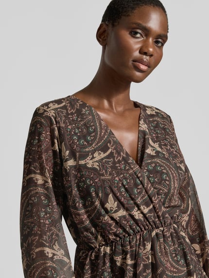 Frauenmodel trägt Knielanges Kleid mit V-Ausschnitt Modell 'Th44ea' von ZABAIONE, Chiffon, A-Linie, Allover-Look, Nahaufnahme Oberkörper.