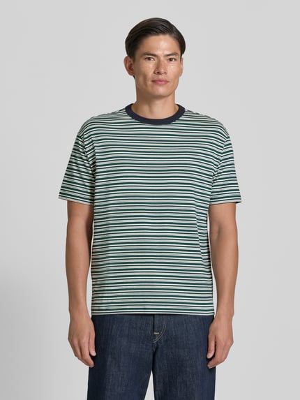 Männermodel trägt Regular Fit T-Shirt mit Viskose-Anteil von MCNEAL, gestreift, Rundhalsausschnitt, kurzärmlig, Baumwollmischung, Ganzkörperansicht von vorne.