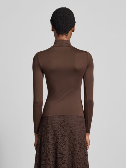 Kobiece modelka nosi bluzkę z długim rękawem Slim Fit Longsleeve aus Viskose-Mix Model 'Rana' von GUIDO MARIA KRETSCHMER WOMAN, kolor brązowy, tekstura gładka, Golf, Długość tyłu w rozmiarze 36: 56 cm, Ganzkörperansicht Rückansicht.