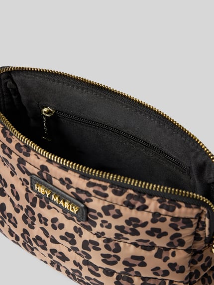Productfoto, tas in stiksels look model 'Little Buddy' van Hey Marly, hoofvak met ritssluiting, logodetail, all-over dierenprint