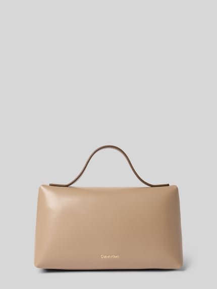 Produktfoto, Kosmetiktasje met logomotief en draagband van CK Calvin Klein, dames make-uptasje met hoofdvak en ritssluiting.