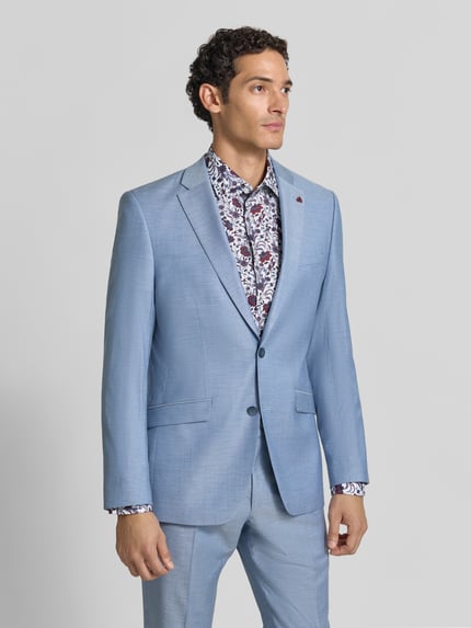 Männermodel trägt Slim Fit Anzug aus Schurwoll-Mix mit Viskose-Anteil von ROY ROBSON in Hellblau, glatte Textur, Ganzkörperansicht von vorne.