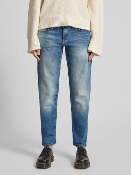 Kobiece modelka nosi jeansy o kroju boyfriend fit Boyfriend Jeans im Used-Look model 'Kate Boyfriend' od G-Star Raw, mieszanka bawełny i elastanu, wpuszczane kieszenie, efekt znoszenia, szerokość w pasie 41 cm, długość wewnętrzna nogawki 73 cm, widok z przodu na całe ciało.