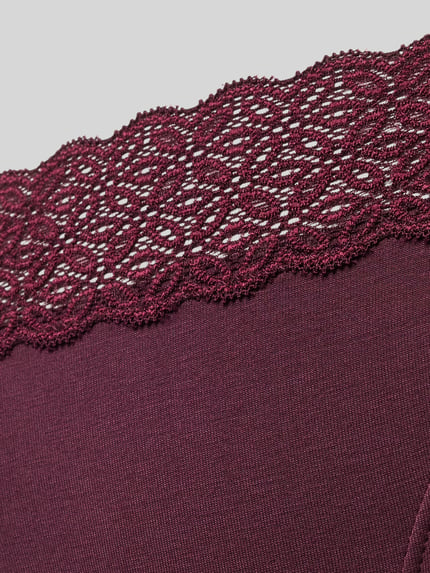 Produktfoto, bordeauxfarbener String aus Modal-Mix von Jake*s Casual mit feiner Spitzenkante, samtig-weiche Textur und filigranes Muster.