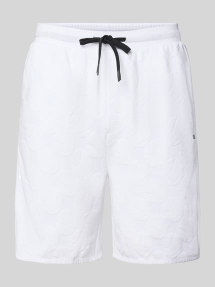 Produktfoto, Regular Fit Shorts aus Baumwoll-Mix Modell 'JT_Member Short' von BOSS Green in Weiß mit grafisch strukturierter Sweat-Oberfläche, elastischem Bund und seitlichen Eingrifftaschen.
