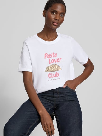 Frauenmodel trägt weißes Regular Fit T-Shirt aus reiner Baumwolle von s.Oliver RED LABEL mit Print, Kombination mit Jeans, Nahaufnahme Oberkörper.