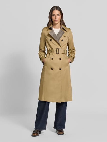 Frauenmodel trägt Regular Fit Trenchcoat aus Baumwoll-Mix von Jake*s Collection in Beige mit Gürtel und Knöpfen, Ganzkörperansicht von vorne.
