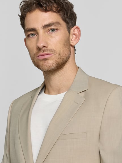 Männermodel draagt Super Slim Fit Anzugsakko aus Schurwoll-Mix Modell 'ARTI' van HUGO, effen kleuren, popeline, labelapplicatie, reverskraag, 2-knoopsluiting, borstzak, binnenzak, lange mouw met kissing buttons, rompzoom met dubbele split, Nahaufnahme Oberkörper.