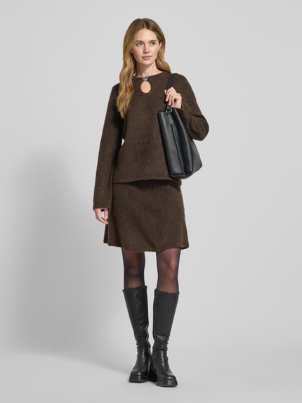 Frauenmodel trägt Mini-Rock aus Woll-Mix mit Alpaka Modell 'LULU' von Selected Femme, Optik: Unifarben, Passform: Ausgestellt, Länge: Mini, Bundabschluss: Elastisch, Materialverarbeitung: Strick, gebürstet, Material: Woll-Mix, Ganzkörperansicht von vorne.