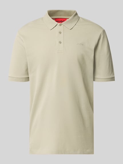 Produktfoto, Regular Fit Poloshirt aus reiner Baumwolle Modell 'DONOS222' von HUGO, krój regular fit, polokragen, krótka lista guzików, krótki rękaw, elastyczne wykończenie, boczne rozcięcia, gładka beżowa tkanina, label-aplikacja