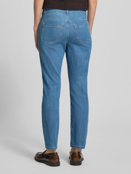 Frauenmodel trägt Cropped Slim Fit Jeans mit Eingrifftaschen von Christian Berg Woman aus Baumwoll-Mix mit Stretch-Anteil, Ganzkörperansicht Rückansicht.
