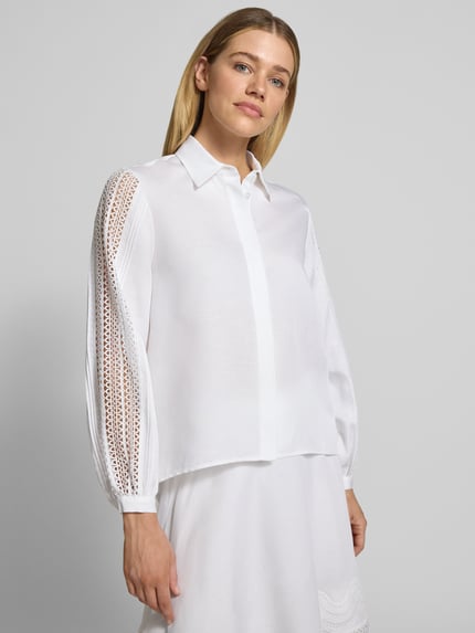 Frauenmodel trägt Relaxed Fit Hemdbluse aus Lyocell-Leinen-Mix Modell 'BADORA' von BOSS in Weiß, Häkelspitzen, uni, Nahaufnahme Oberkörper