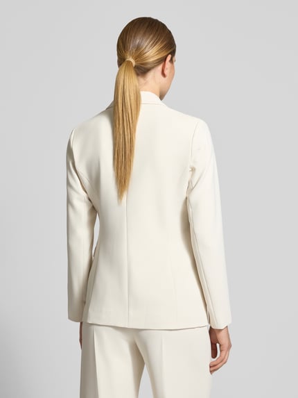 Frauenmodel trägt Regular Fit Blazer mit Reverskragen Modell 'Leonora' von MOS MOSH in Creme, glatte Textur, Ganzkörperansicht Rückansicht. Rückenlänge 66 cm, Brustweite 40 cm, Ärmellänge 62 cm, Knopfverschluss.