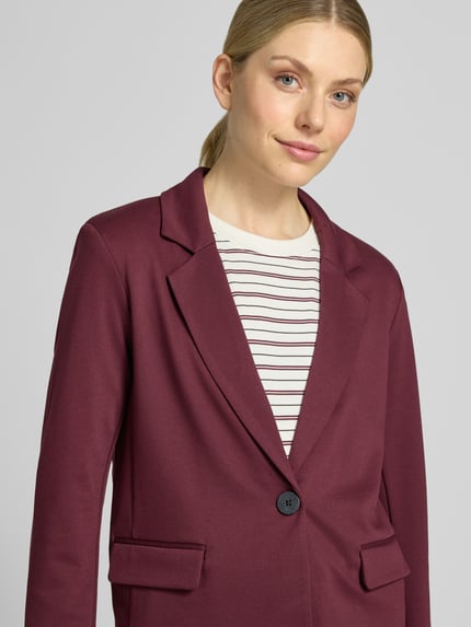 Frauenmodel trägt Regular Fit Blazer mit Viskose-Anteil Modell 'Nanni' von FREE/QUENT, bordeaux, Klappentaschen, Knopf, Nahaufnahme Oberkörper.