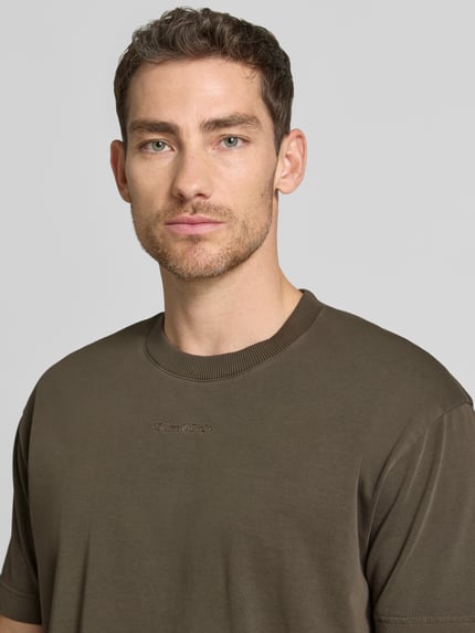 Männermodel trägt Relaxed Fit T-Shirt aus reiner Baumwolle von Marc O'Polo, Optik: Unifarben, Label-Stitching-Applikation, Jersey, Nahaufnahme Oberkörper.