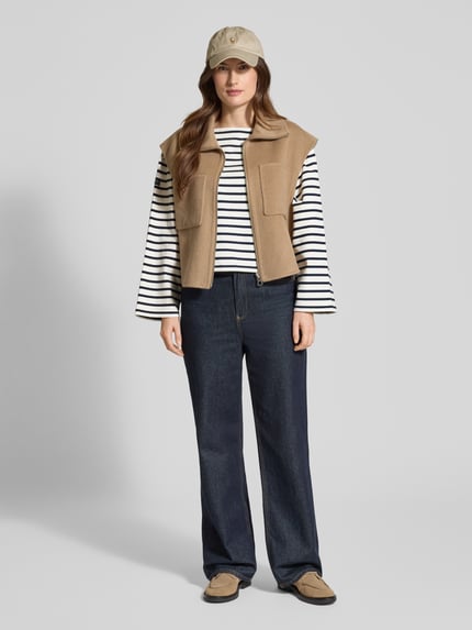 Frauenmodel trägt Oversized Pullover aus reiner Baumwolle von Polo Ralph Lauren, gestreift, U-Boot-Ausschnitt, Langarm, unifarben, Ganzkörperansicht von vorne.