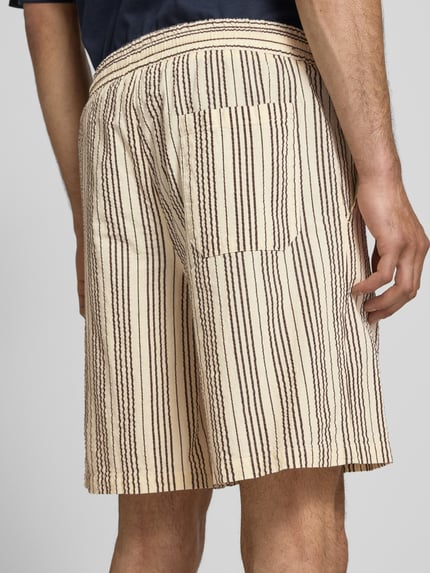 Männermodel trägt Loose Fit Shorts aus reiner Baumwolle Modell 'CRUZ' von Only & Sons, Seersucker, Optik: Unifarben, Ganzkörperansicht Rückansicht.