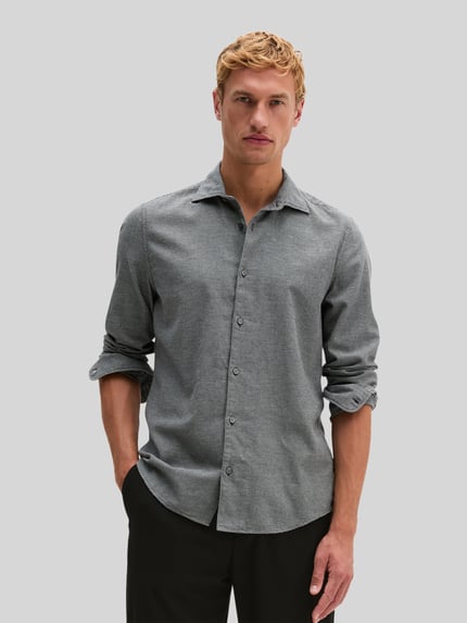 Männermodel trägt Regular Fit Freizeithemd mit geknöpften Manschetten von MARC O'POLO, feines Allover-Webmuster, Vorderansicht, Nahaufnahme Oberkörper.