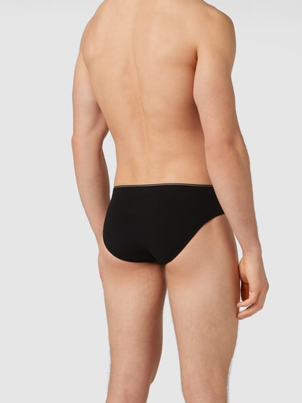 Męski model nosi Slip mit elastischem Bund im 3er-Pack od MCNEAL, czarny, bawełna z elastanem, dopasowany krój, widok całej sylwetki z tyłu.