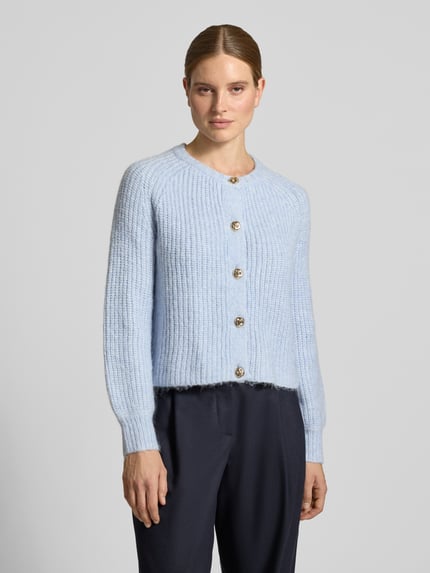 Frauenmodel trägt Regular Fit Cardigan in Strick-Optik von Christian Berg Woman Selection, hellblau, feine Rippstruktur, Rundhalsausschnitt, Ganzkörperansicht von vorne.