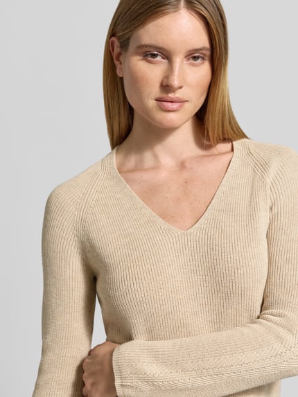 Frauenmodel trägt Pullover mit V-Ausschnitt Basic Strick V Neck von S.OLIVER CASUAL in Beige, Feinstrick, Strukturmuster, Nahaufnahme Oberkörper.